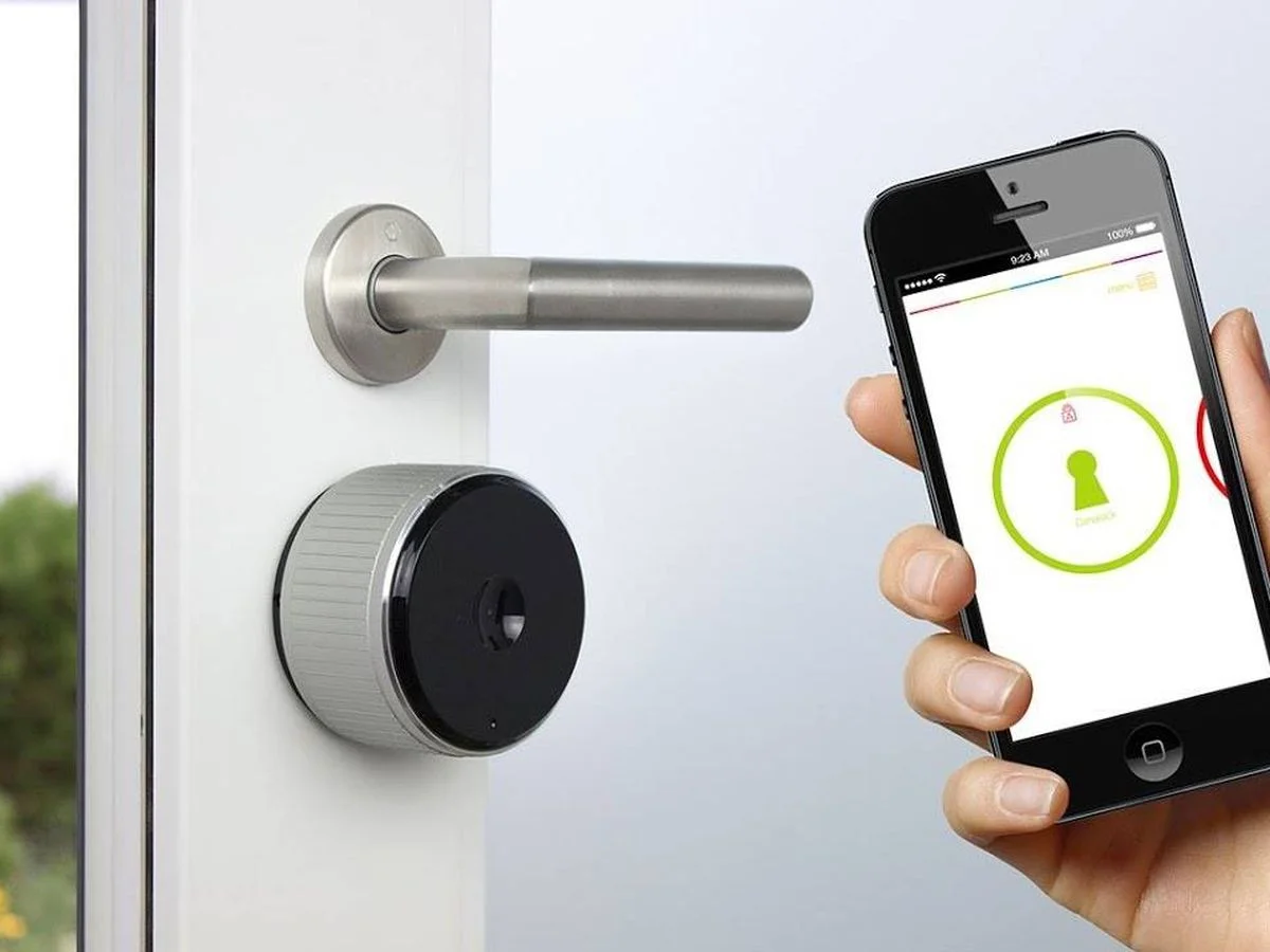 Cerradura inteligente instalada en puerta