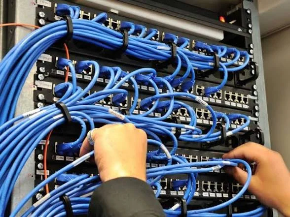 Rack de comunicaciones con cableado estructurado