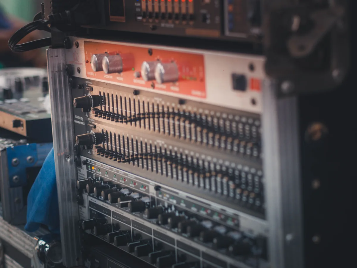 Rack de amplificación y control de sonido profesional