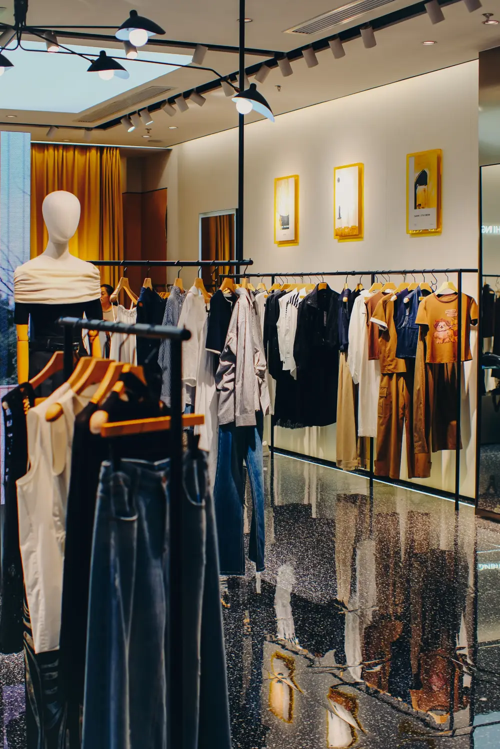Interior de tienda moderna con ambiente sonoro