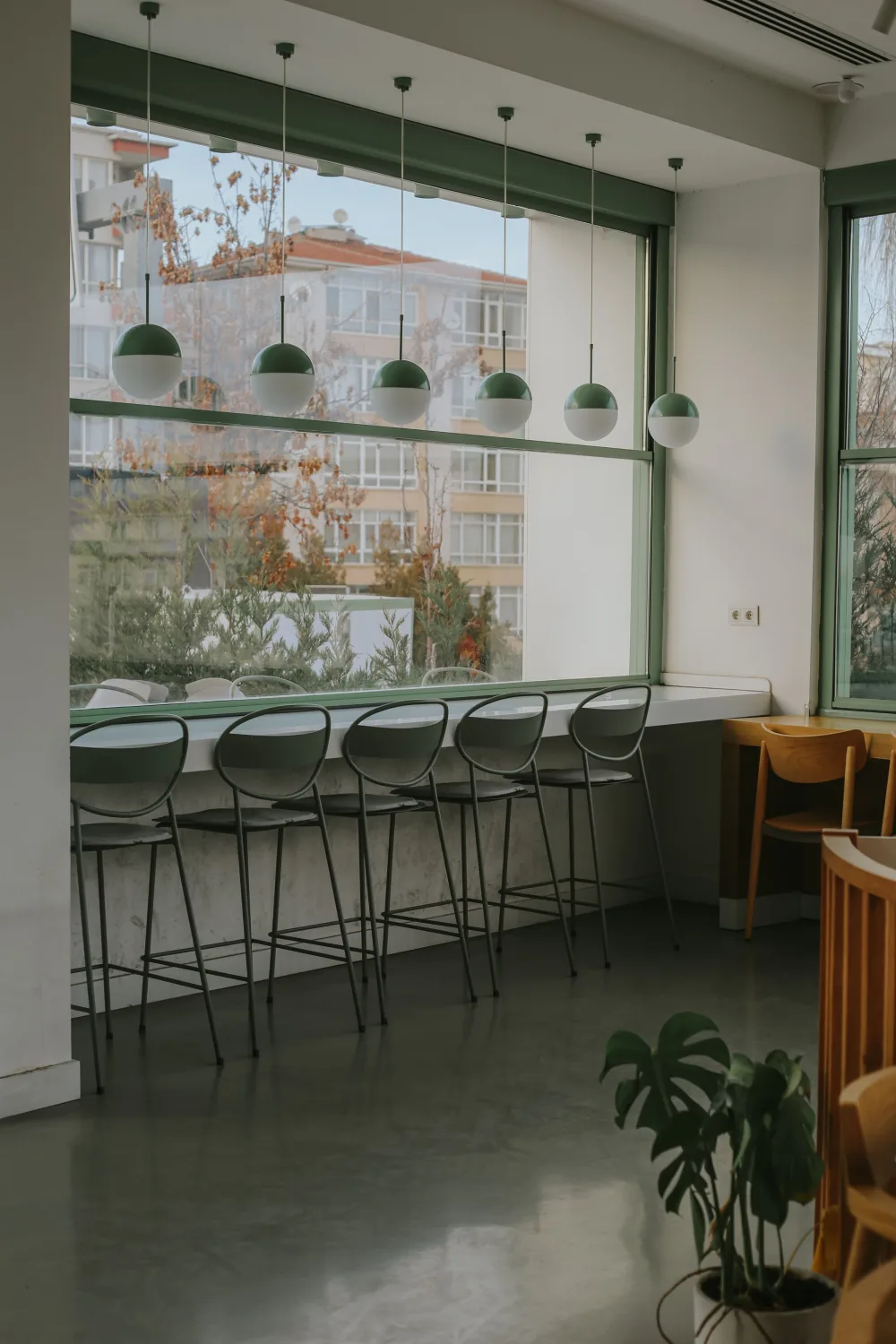 Interior de restaurante moderno preparado para sonorización ambiental