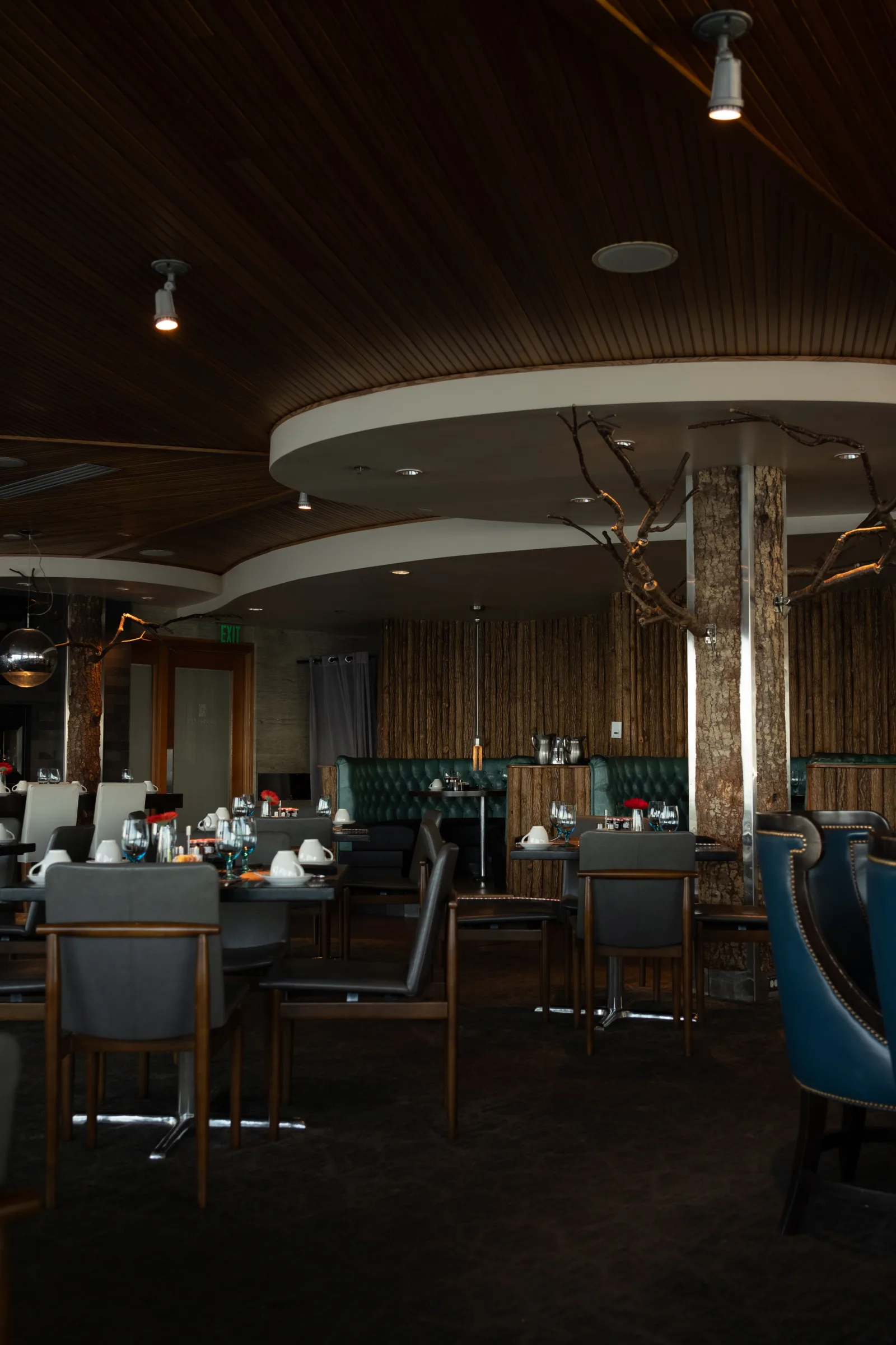 Instalación de sonorización profesional en restaurante moderno